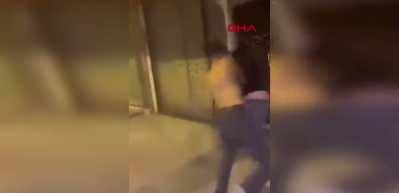 Sokak ortasında yumruklu d&uuml;ello: Arkadaşları ayırmak yerine ateşe k&ouml;r&uuml;kle gitti