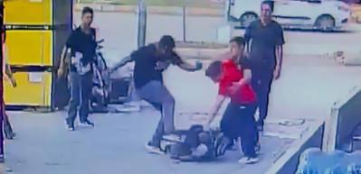 Adana'da akran zorbalığı kamerada: Sokak ortasında tekme tokat d&ouml;v&uuml;p s&uuml;r&uuml;klediler