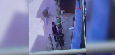 Adana&rsquo;da &ccedil;ocuk g&uuml;r&uuml;lt&uuml;s&uuml; kavgası kanlı bitti: Zincir ve sopalarla saldırdılar!