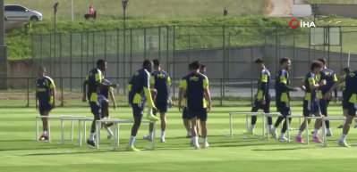 Fenerbah&ccedil;e'de Rize deplasmanı &ouml;ncesi flaş karar: O yıldız kul&uuml;beye &ccedil;ekiliyor!