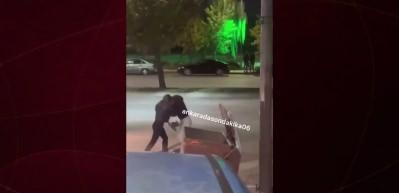 Gen&ccedil; kızların &lsquo;O benim erkek arkadaşım&rsquo; kavgası: Tekme ve tokatlar havada u&ccedil;uştu