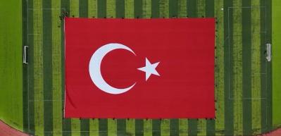 G&ouml;ky&uuml;z&uuml;nde tarihi rekor: TSK&rsquo;dan 3 bin 37 metrekarelik T&uuml;rk bayrağı ile atlayış!