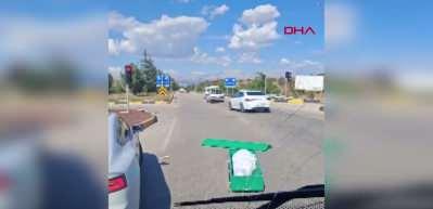 Isparta'da seyir halindeki cenaze nakil aracından yola tabut d&uuml;şt&uuml;