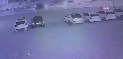 Oto galeri &ouml;n&uuml;ndeki 6 aracı ateşe verdi