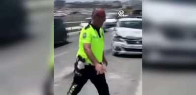 Bakan &Ccedil;ift&ccedil;i&rsquo;den avu&ccedil; avu&ccedil; toprak taşıyan polise teşekk&uuml;r: 'İyi ki varsınız'