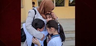 Azerbaycan'da 21 yıllık &ouml;ğretmen &ouml;ğrencileriyle g&ouml;zyaşlarıyla vedalaştı