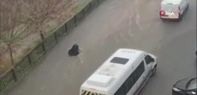 Esenyurt'ta can pazarı: Suya kapılan kadını b&ouml;yle kurtardılar