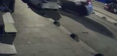 Arnavutk&ouml;y'de otomobil, park halindeki araca &ccedil;arpıp yan yattı