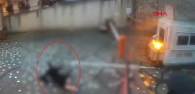 Fatih'te kahreden &ouml;l&uuml;m! 14 yaşındaki &ccedil;ocuğun akıma kapıldığı anlar kamerada