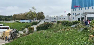 Hafriyat kamyonu İSKİ&rsquo;nin bah&ccedil;esine yuvarlandı: 2 yaralı