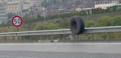 İstanbul'da tırdan kopan lastik trafikte tehlike sa&ccedil;tı