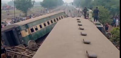 Pakistan'da tren kazası: 6 &ouml;l&uuml;, 30 yaralı