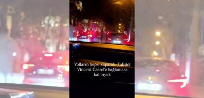 Paris&rsquo;te ortalık karıştı! Manga&rsquo;nın solisti Ferman Akg&uuml;l protestoların ortasında kaldı