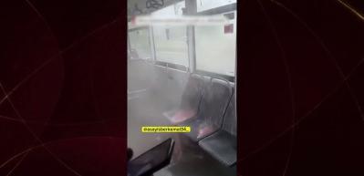 Metrob&uuml;ste akılalmaz olay: Seyir halindeyken tavanından kaynar su yağdı!