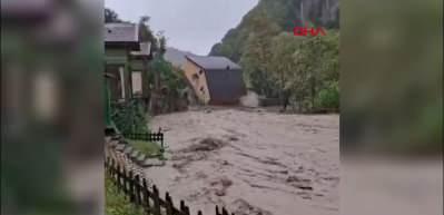 Sakarya'da sağanak nedeniyle dere kenarındaki iki katlı ev yıkıldı