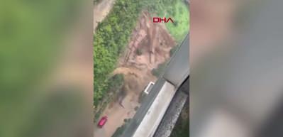 Sarıyer&rsquo;de sel sularının istinat duvarlarını yıkıp siteye dolduğu anlar kamerada