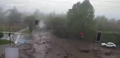 Şili'nin başkenti Santiago'da şiddetli fırtına ve sel hayatı fel&ccedil; etti