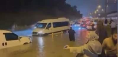 &Uuml;mraniye'de korku dolu bekleyiş! Şile Otoyolu sele teslim oldu: Ara&ccedil;lar suya g&ouml;m&uuml;ld&uuml; 