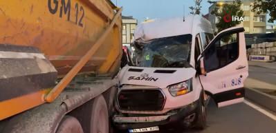 Arnavutk&ouml;y'de servis minib&uuml;s&uuml; kamyona &ccedil;arptı 9 kişi yaralandı
