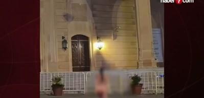 Cami &ouml;n&uuml;nde soyunup dans edip idrarını yaptı