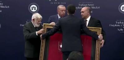 Cumhurbaşkanı Erdoğan'a Necm Suresi ayetli &ouml;zel sancak takdimi