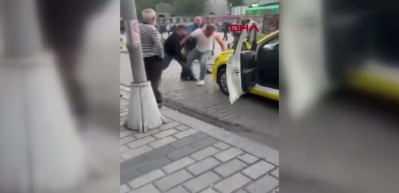 Fatih'te taksicilerin yolcu kavgasında yumruklar konuştu