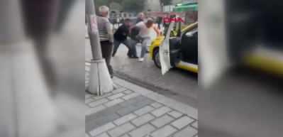 Fatih'te taksicilerin yumruklu 'yolcu alma' kavgası kamerada