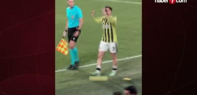 Kerem Akt&uuml;rkoğlu'ndan Fenerbah&ccedil;e taraftarına olay hareket