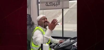 Mekke yollarında g&ouml;n&uuml;lleri ısıtan kare: Arap şof&ouml;r T&uuml;rk&ccedil;e ilahiye coşkuyla eşlik etti