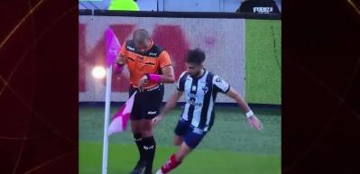 S&uuml;per Lig'in eski yıldızı korner kullanırken hakeme &ccedil;arpıp d&uuml;şt&uuml;! Dalga konusu oldu