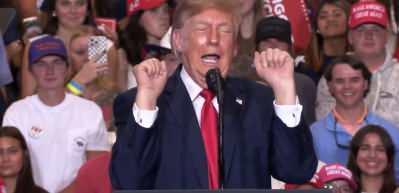 Trump'tan miting sırasında ilgin&ccedil; hareketler: Trans halterci taklidi yaptı!