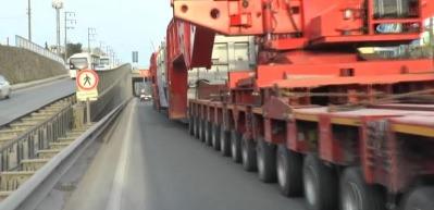 280 tekerlekli dev TIR g&ouml;renleri şaşırttı