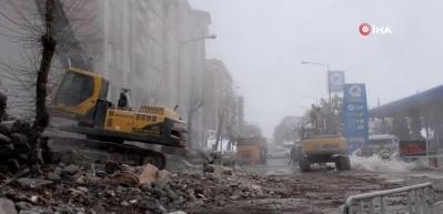 Malatya'da deprem &ouml;ncesi boşaltılan binalar da yıkılıyor