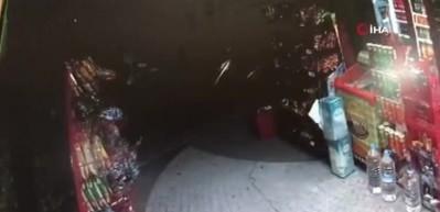 2 gen&ccedil; kızın &ouml;ld&uuml;ğ&uuml; kazanın tek g&uuml;venlik kamerası g&ouml;r&uuml;nt&uuml;s&uuml; ortaya &ccedil;ıktı