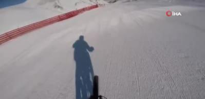 Bisikletiyle kar &uuml;st&uuml;nde 3200 metreden iniş yaptı... Adrenalin dolu anlar kemarada