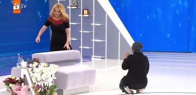 37 yıl sonra &ccedil;ocuğuna kavuşan anne M&uuml;ge Anlı'nın ayaklarına kapandı! 