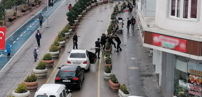 3 &ccedil;ocuğunun g&ouml;z&uuml; &ouml;n&uuml;nde darp edildi!