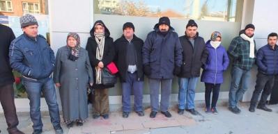 3 g&uuml;nd&uuml;r banka &ouml;n&uuml;nde bekliyorlar