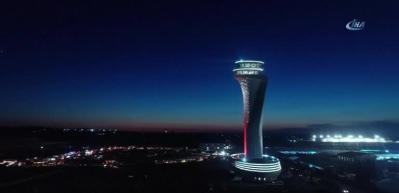 3. Havalimanı'nın kulesi ışık sa&ccedil;tı
