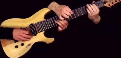 3 kişi, bir gitarla Metallica'nın parçasını çaldı