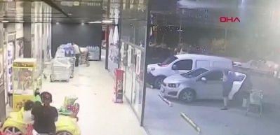 3 yaşındaki &ccedil;ocuğun &ccedil;alıştırdığı otomobil markete daldı