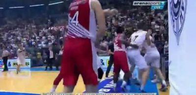 Derbide sezonun en b&uuml;y&uuml;k kavgası!