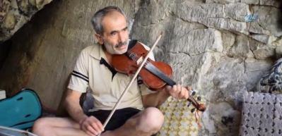 40 yıldır mağarada yaşıyor