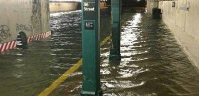 New York metrosunu su bastı!