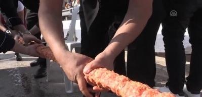 46 metrelik kebap saniyeler i&ccedil;inde t&uuml;kendi