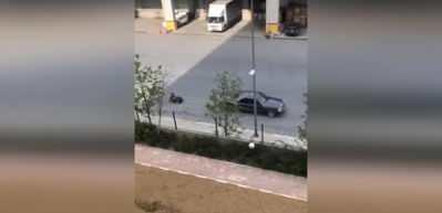 Pes dedirten g&ouml;r&uuml;nt&uuml;! 4 yaşındaki oğlunu aracına bağlayıp b&ouml;yle gezdirdi