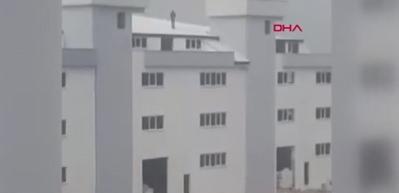 Fabrika çatısında namaz kıldı