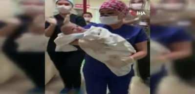 5 aylık bebek korona vir&uuml;s&uuml; yendi