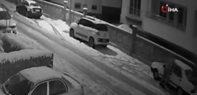 5 ayrı ara&ccedil;tan orijinal par&ccedil;aları &ccedil;alan hırsızlar kameralara yakalandı
