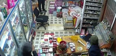 5 soyguncu d&uuml;kkanı bastı, market sahibi şaka sandı!